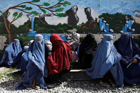 Ryhmä naisia odotti ruoka-apua Afganistanin pääkaupungissa Kabulissa viime maanantaina.
