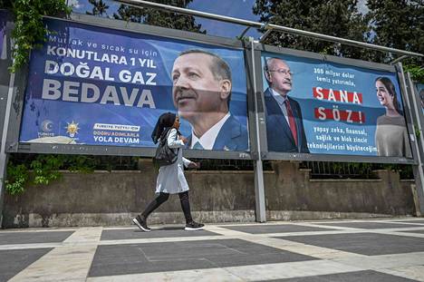 Turkin vaalit venyvät toiselle kierrokselle. Istuva presidentti Recep Tayyip Erdoğan (vasemmanpuoleinen juliste) sai ensimmäisellä kierroksella runsaat 49 prosenttia äänistä ja haastaja Kemal Kılıçdaroğlu (vas. oikeanpuoleisessa julisteessa) noin 45.