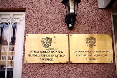 Ruotsalaismiehen omistama Tukholman lähistöllä sijaitseva kerrostalo on venäläisten hallussa eikä omistaja voi asialle mitään. Talon seinässä olevat kyltit kertovat, että talossa toimisi Venäjän kauppaedustusto.