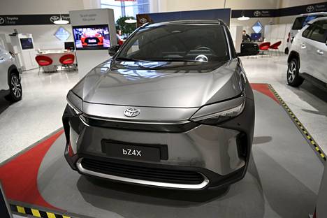 Toyotan bZ4X on odotettu auto. Suomalaiset ovat Toyota-kansaa, mutta uudesta sähköautosta valkenee kiusallinen bugi.