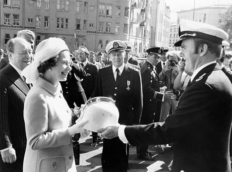 Palopäällikkö Rainer Alho ojensi kuningatar Elisabetille valkoisen kypärän muistoksi vierailusta toukokuussa 1976.