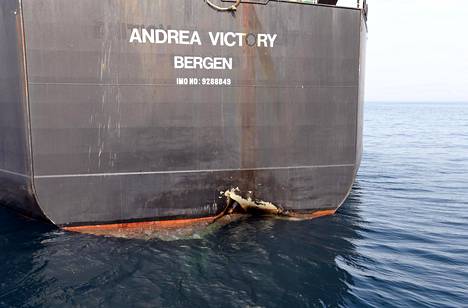 Vaurioitunut Andrea Victory -alus Fujairahin sataman edustalla Yhdistyneissä arabiemiraateissa maanantaina.