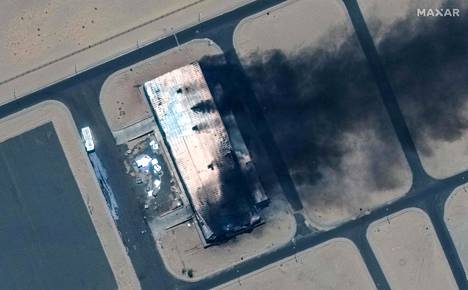 Tiistaina otettu satelliittikuva näyttää savuttavan rakennuksen Merowen lentokentällä. Taisteluita käydään eri puolilla Sudania.