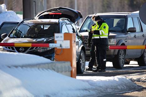 Autoliikennettä Nuijamaan rajanylityspaikalla viime maaliskuussa.