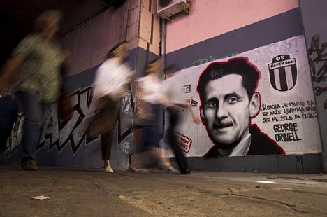 Ihmiset kävelevät George Orwellia kuvaavan katumaalauksen ohi Belgradissa 8. toukokuuta.
