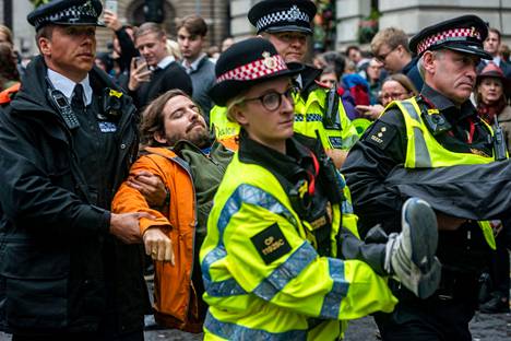 Poliisi kantoi ilmastoaktivistia Lontoossa maanantaina.