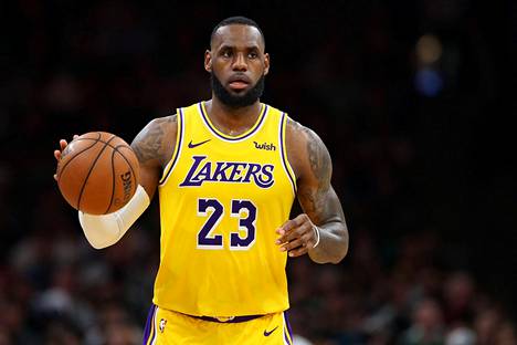 LeBron James ei onnistunut viemään Lakersia pudotuspeleihin.
