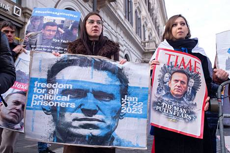 Roomassa mielenosoittajat vaativat lauantaina oppositiopoliitikko Aleksei Navalnyin ja muiden poliittisten vankien vapauttamista. Navalnyin pidätyksestä on kulunut kaksi vuotta.