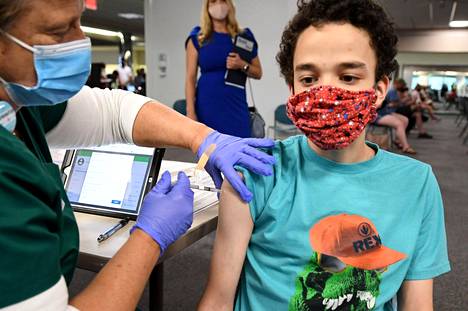 Yhdysvalloissa koronarokotteita annetaan jo teini-ikäisille. 16-vuotias poika sai rokotteen Melbournessa Floridassa.