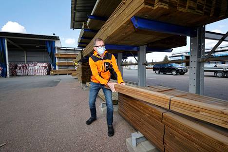 Koronan myötä esimerkiksi rakennustavaran hinnat ovat nousseet. Kuvassa Porin K-raudan kauppias Sami Saarikallio.