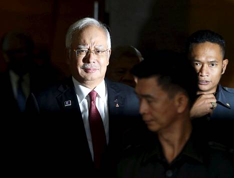 Malesian pääministeri Najib Razak poistui parlamentista pääkaupungissa Kuala Lumpurissa tiistaina. Malesian oikeusministeri selitti tiistaina Najibin tilillä olevan 681 miljoonan dollarin mysteerisumman tulleen lahjana Saudi-Arabialta.