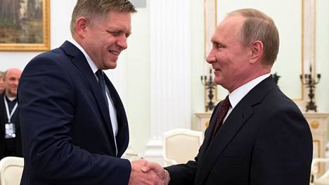 Venäjän presidentti Vladimir Putin toivotti Slovakian pääministerin Robert Ficon tervetulleeksi Moskovassa elokuussa 2016.