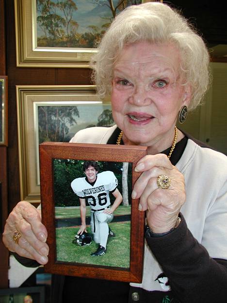 Greta Peck, o.s. Kukkonen, kuoli Kaliforniassa vuonna 2008. Kuvassa hän pitelee pojanpoikansa Ethanin kuvaa vuonna 2003. 