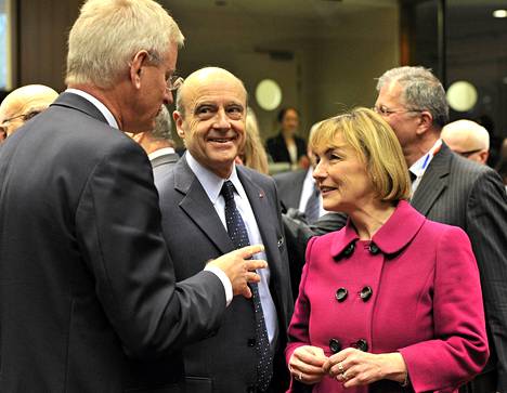 Ruotsin ulkoministeri Carl Bildt (vas.) keskusteli virkatovereidensa Ranskan Alain Jupen ja Kroatian Vesna Pusicin kanssa Brysselissä maanantaina. 