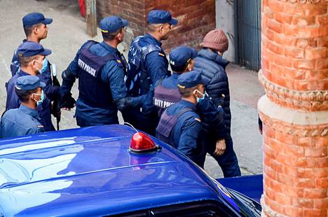 Nepalin poliisi saattoi ranskalaisen sarjamurhaajan Charles Sobhrajn maahanmuuttotoimistoon perjantaina.