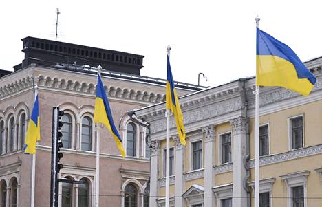 Ukrainan lippuja liehui Helsingin Senaatintorilla sodan vuosipäivänä perjantaina.