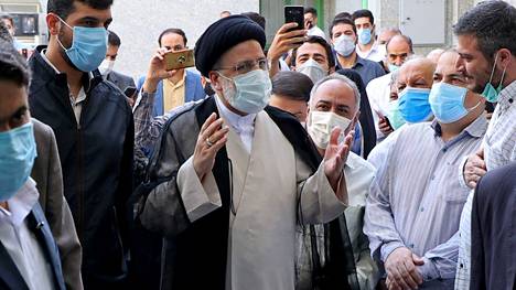 Iran | Iranissa alustavat vaali­tulokset ovat nostamassa ääri­konservatiivisen Ebrahim Raisin presidentiksi