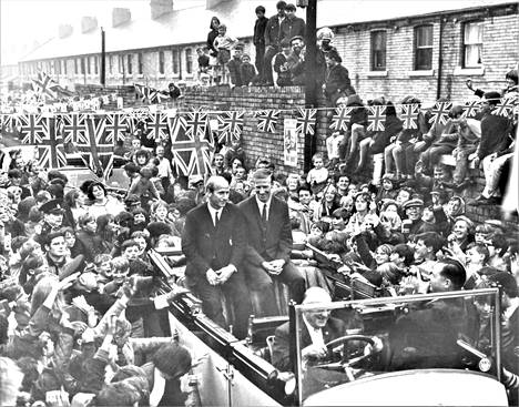 Charltonin veljesten Bobbyn (vas.) ja Jackie Charltonin suuri hetki kotoisessa Ashingtonissa 1966. Englanti on voittanut maailmanmestaruuden ja kaivoskaupungin asukkaat ottavat keltaisella Rolls Roycella saapuneet poikansa riemuiten vastaan.