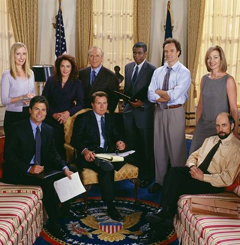 Martin Sheen (edessä keskellä) näyttelee West Wingissä presidentti Josiah Bartletia.