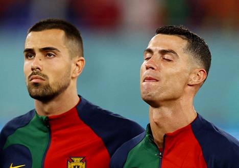 Cristiano Ronaldo liikuttui kyyneliin Portugalin kansallislaulun aikana. Taustalla Diogo Costa.
