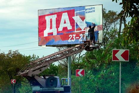 ”Kansanäänestykseen” osallistujia kehotettiin julisteessa antamaan kyllä-ääni Asovanmeren rannikolla sijaitsevassa Berianskin satamakaupungissa maanantaina. Kaupunki on osa Ukrainalta valloitettua Zaporižžjan aluetta.