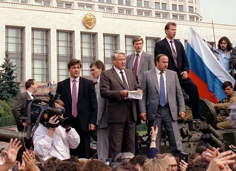 Venäjän presidentti Boris Jeltsin (keskellä paperi kädessään) puhui panssarivaunun päällä Moskovassa elokuussa 1991. Henkivartija Viktor Zolotov mustassa puvussa ylimmäisenä oikealla.
