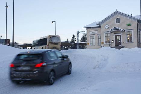 Järvenpää huutaa jo poliisia apuun – Aseman saattoliikenne rehottaa villinä  - Järvenpää 