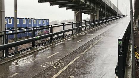 HS Helsinki | Kostea sää pyyhki tiemerkinnät asfaltista – seurauksena pyöräilijät ja kävelijät joutuvat törmäyskurssille Kalasatamassa