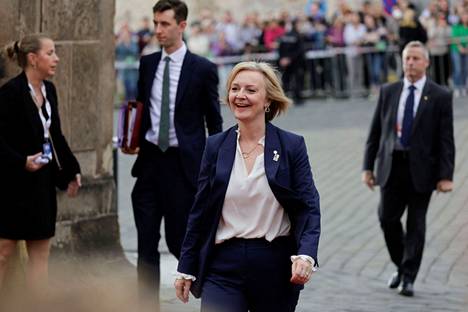 Britannian pääministeri Liz Truss oli yksi Euroopan poliittisen yhteisön kokoukseen kutsutuista. Truss saapumassa kokouspaikalle Prahan linnaan torstaina.