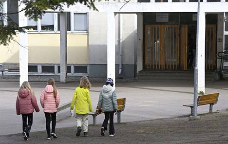Koululaisia Taivallahden peruskoulun pihalla Helsingissä 2. toukokuuta. Kunta-alan lakot alkoivat keskiviikkona 3. toukokuuta. Viikon mittainen lakko sulki muun muassa kouluja ja päiväkoteja eri puolilla Suomea.