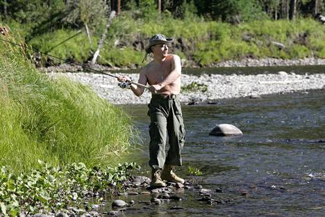 Venäjän presidentti Vladimir Putin kalastamassa Siperiassa Jenisei-joella vuonna 2007. Moni venäläinen on omaksunut valtionmedian tarjoileman narratiivin Putinista mallikansalaisena.