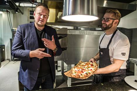 Kotipizzan toimitusjohtaja Tommi Tervanen yhtiön tuotekehitystilassa Helsingin Kalasatamassa. Vieressä luova johtaja Risto Mikkola.
