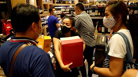 Thaimaa | Bangkokin viranomaiset julistivat perjantaista alkavan alkoholin myynti­kiellon, asukkaat ryntäsivät juomaostoksille