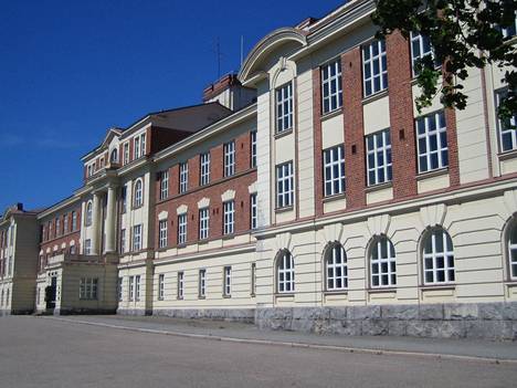 Merivoimien esikunta toimii historiallisella Heikkilän kasarmialueella Turussa. Alueella on myös Puolustusvoimien logistiikkalaitoksen toimintaa.