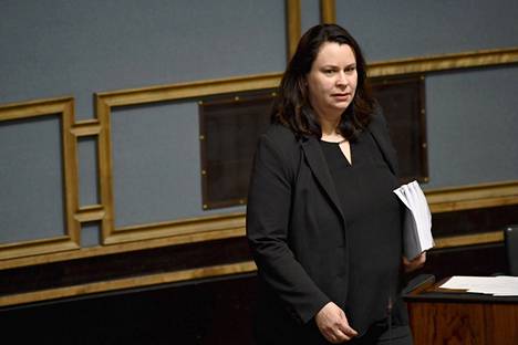 Perustuslakivaliokunnan puheenjohtaja, Sdp:n kansanedustaja Johanna Ojala-Niemelä eduskunnan täysistunnossa kesäkuussa.