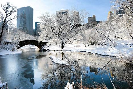 Näkymä Manhattanille New Yorkin Central Parkista helmikuun alussa, jolloin kylmä rintama levisi Yhdysvaltain itäosien ylle. 