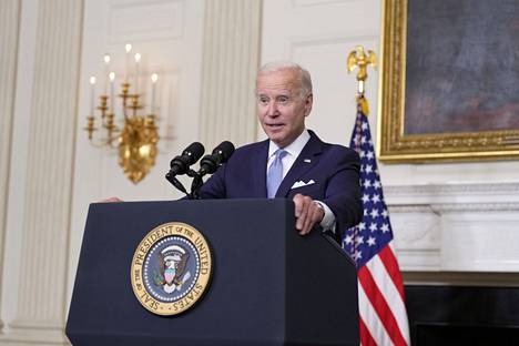 Presidentti Joe Biden kertoi torstaina Valkoisessa talossa, kuinka ilmastopaketin yhteydessä sovittiin myös laista, joka pyrkii suojaamaan amerikkalaisia perheitä hintojen nousulta.