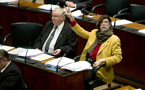 Veltto Virtanen and headdress in parliament in 2015.