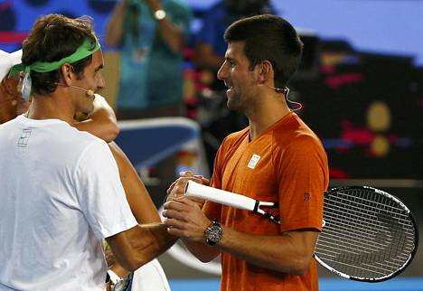 Roger Federer (vas.) kohtaa Novak Djokovicin Australian avointen välierässä.