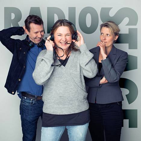 Radion Stagen toimittajia esittävät Martti Suosalo ja Riia Kataja. Veera Kiiskinen (oik.) on uudistusta suunnitteleva konsultti.