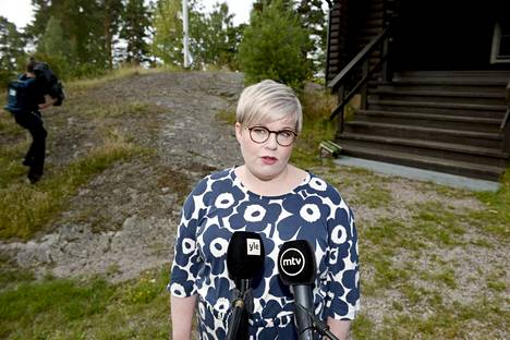 Valtiovarainministeri Annika Saarikko (kesk) puhui toimittajille Espoon Moisniemessä keskiviikkoaamuna ennen valtiovarainministeriön budjettineuvottelujen alkua.