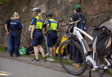 Poliisi kaatoi nuorten alkoholijuomia maahan Hietaniemessä koulujen päättäjäisviikonloppuna kesäkuussa 2021.