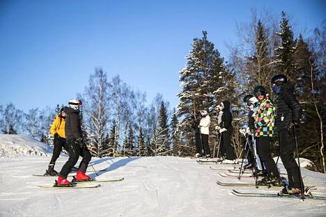 Urheiluopistot ovat pääosin säästyneet koronavirukselta. Kuvassa Varalan urheiluopiston alppihiihdon ohjaajakurssi.