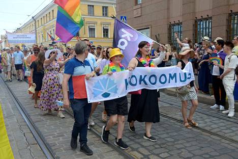 Kokoomuslaisia Helsinki Pride -tapahtumassa heinäkuussa 2022.