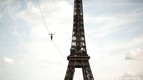 Ranska | Mies nuoralla­käveli Eiffel-tornilta Seinen toiselle puolelle 70 metrin korkeudessa