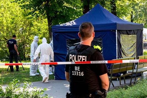 Poliisit suojasivat murhapaikkaa Berliinin Tiergartenissa elokuussa 2019.