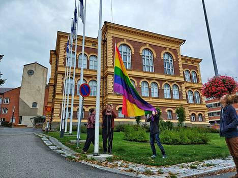 Pride-tapahtuman tukijat nostivat sateenkaarilipun Savonlinnan kaupungintalon salkoon viime lauantaiaamuna. Kuvassa vasemmalta oikealle Kati Palokangas, Niko Palokangas, Taavi Kervinen ja Lauri Kosonen.