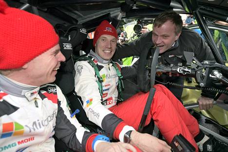 Tommi Mäkinen tunkeutui melkein autoon sisään, kun hän riensi onnittelemaan Jari-Matti Latvalaa ja kartanlukija Miikka Anttilaa Monte Carlo -rallin kakkossijasta.