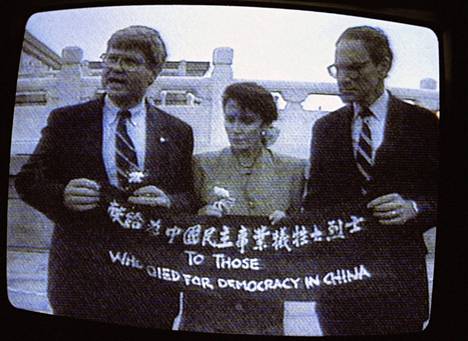 Kuvakaappaus televisiolähetyksestä vuodelta 1991, kun Nancy Pelosi vieraili Kiinassa Taivaallisen rauhan aukiolla muistamassa kahta vuotta aiemmin kuolleita mielenosoittajia. 