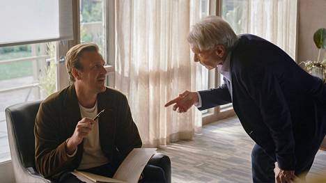 Terapeutti Jimmy (Jason Segel) ryhtyy puhumaan suoraan, klinikkaa johtava tohtori Phil Rhodes (Harrison Ford) kyseenalaistaa.